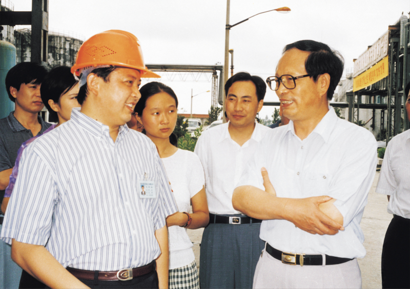 1998年8月1日，湖北省委書(shū)記賈志杰在舒心先生的陪同下，對(duì)我公司進(jìn)行了視察